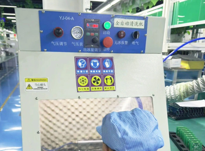 Dry ice cleaning machine