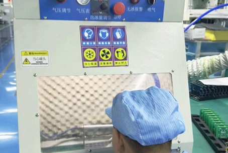 Dry ice cleaning machine